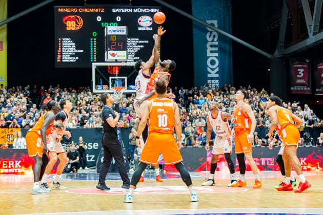 18 01 2026, xomx, Basketball easyCredit BBL Bundesliga, NINERS Chemnitz FC Bayern Munich v l Tip off David McCormack Bayern Munich and Amadou Sow Niners Chemnitz Chemnitz
