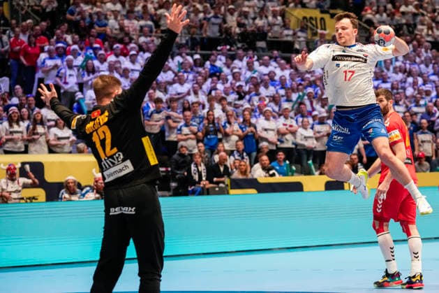 European Handball Championship, Montenegro Faroe Islands Baerum 20260118 Montenegro s goalkeeper Haris SuljeviÄ‡ and the Faroe Islands Hakun av Teigum during the EC handball match between the Faroe Islands and Montenegro in the Unity arena Photo Cornelius Poppe NTB Baerum Norway EDITORIAL USE ONLY RESTRICTED USE FOR BETTING COMPANIES  Copyright: xCorneliusxPoppex xNTBx