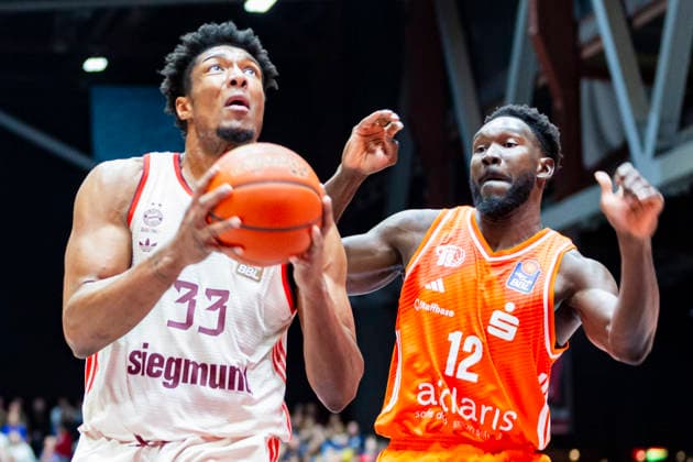 18 01 2026, xomx, Basketball easyCredit BBL Bundesliga, NINERS Chemnitz FC Bayern München v l David McCormack Bayern München on the ball in a duel with Amadou Sow Niners Chemnitz Chemnitz