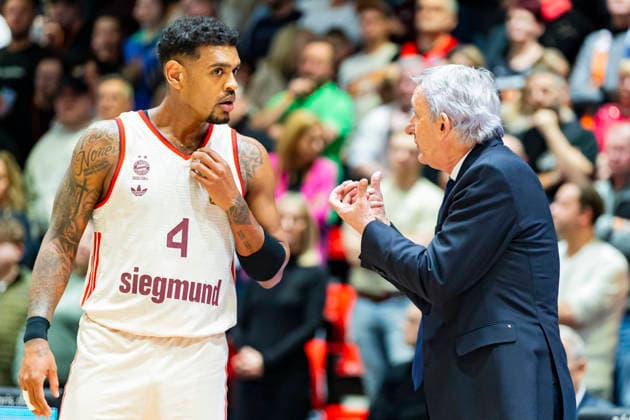 18 01 2026, xomx, Basketball easyCredit BBL Bundesliga, NINERS Chemnitz FC Bayern Munich v l Svetislav Pesic Bayern Munich Coach Xaviar Rathan Mayes Bayern Munich Chemnitz