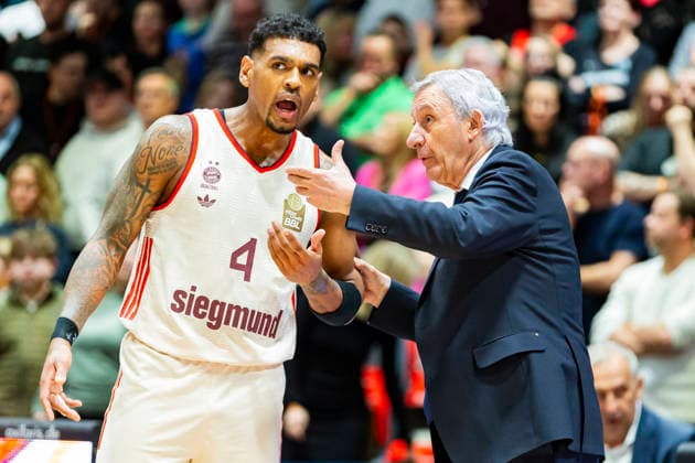 18 01 2026, xomx, Basketball easyCredit BBL Bundesliga, NINERS Chemnitz FC Bayern Munich v l Svetislav Pesic Bayern Munich Coach Xaviar Rathan Mayes Bayern Munich Chemnitz