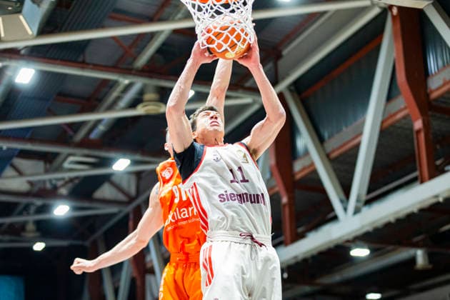 18 01 2026, xomx, Basketball easyCredit BBL Bundesliga, NINERS Chemnitz FC Bayern München v l Vladimir Lucic Bayern München on the ball Yordan Minchev Niners Chemnitz Chemnitz