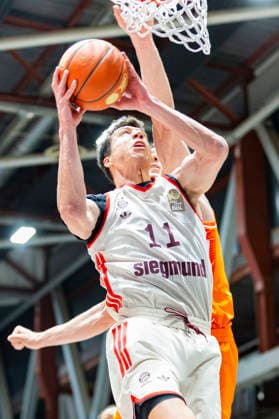 18 01 2026, xomx, Basketball easyCredit BBL Bundesliga, NINERS Chemnitz FC Bayern München v l Vladimir Lucic Bayern München on the ball Yordan Minchev Niners Chemnitz Chemnitz
