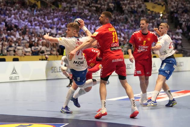 European Handball Championship, Montenegro Faroe Islands Baerum 20260118 The Faroe Islands Oli Mittun and Montenegro s Branko VujoviÄ‡ during the EC handball match between the Faroe Islands and Montenegro in the Unity arena Photo Cornelius Poppe NTB Baerum Norway EDITORIAL USE ONLY RESTRICTED USE FOR BETTING COMPANIES  Copyright: xCorneliusxPoppex xNTBx