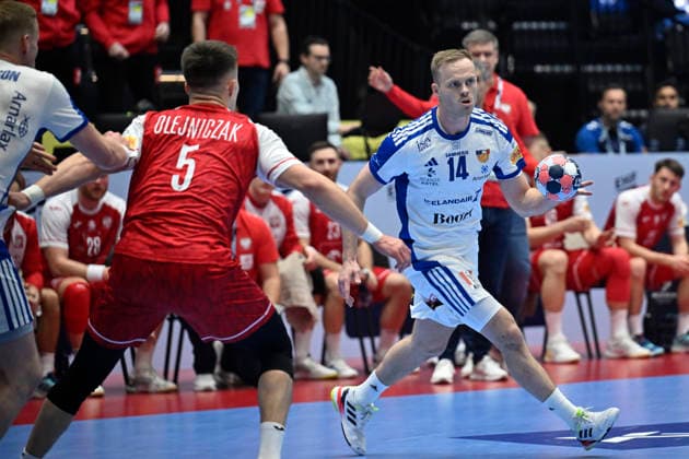 KRISTIANSTAD, SWEDEN 20260118 Iceland s Omar Ingi Magnusson and Poland s Michal Olejniczak L in action during the 2026 EHF European Men s Handball Championship the EHF Euro 2026 match between Poland and Iceland at Kristianstad Arena, in Kristianstad, Sweden, on January 18, 2026 KRISTIANSTAD SWEDEN x50090x  Copyright: xJohanxNilsson TTx EHF EURO 2026 POLAND-ICELAND