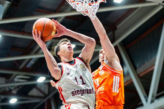 18 01 2026, xomx, Basketball easyCredit BBL Bundesliga, NINERS Chemnitz FC Bayern München v l Vladimir Lucic Bayern München on the ball Yordan Minchev Niners Chemnitz Chemnitz