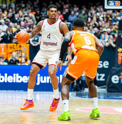 18 01 2026, xomx, Basketball easyCredit BBL Bundesliga, NINERS Chemnitz FC Bayern München v l Xaviar Rathan Mayes Bayern München on the ball in a duel with Corey Davis Jr Niners Chemnitz Chemnitz