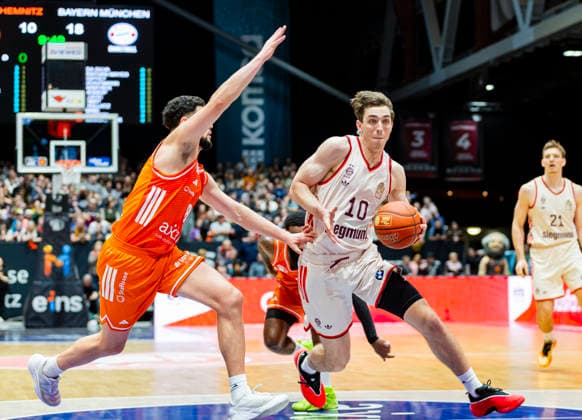 18 01 2026, xomx, Basketball easyCredit BBL Bundesliga, NINERS Chemnitz FC Bayern München v l Jordan Schakel Niners Chemnitz , Justinian Jessup Bayern München in a duel on the ball Chemnitz