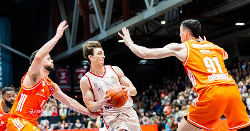18 01 2026, xomx, Basketball easyCredit BBL Bundesliga, NINERS Chemnitz FC Bayern Munich v l Jordan Schakel Niners Chemnitz , , Justinian Jessup Bayern Munich , Yordan Minchev Niners Chemnitz on the ball Chemnitz