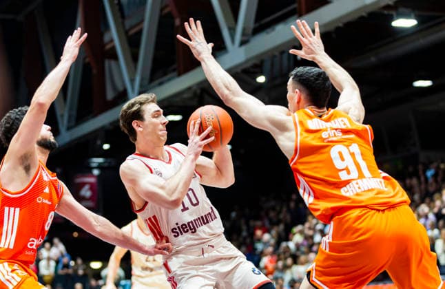 18 01 2026, xomx, Basketball easyCredit BBL Bundesliga, NINERS Chemnitz FC Bayern Munich v l Jordan Schakel Niners Chemnitz , Justinian Jessup Bayern Munich , Yordan Minchev Niners Chemnitz on the ball Chemnitz
