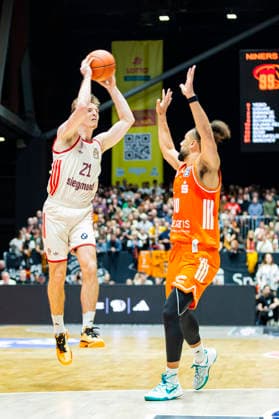 18 01 2026, xomx, Basketball easyCredit BBL Bundesliga, NINERS Chemnitz FC Bayern München v l Justus Hollatz Bayern München on the ball in a duel with Kaza Keane Niners Chemnitz Chemnitz