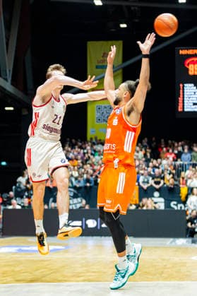 18 01 2026, xomx, Basketball easyCredit BBL Bundesliga, NINERS Chemnitz FC Bayern München v l Justus Hollatz Bayern München on the ball in a duel with Kaza Keane Niners Chemnitz Chemnitz