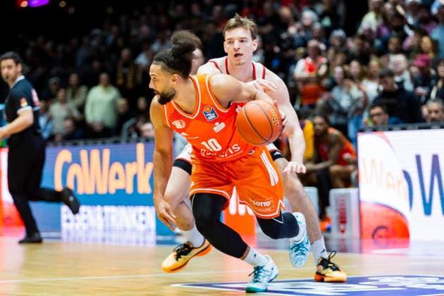 18 01 2026, xomx, Basketball easyCredit BBL Bundesliga, NINERS Chemnitz FC Bayern München v l Kaza Keane Niners Chemnitz on the ball Justus Hollatz Bayern München Chemnitz