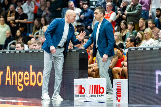 18 01 2026, xomx, Basketball easyCredit BBL Bundesliga, NINERS Chemnitz FC Bayern Munich v l Rodrigo Pastore Niners Chemnitz Coach Chemnitz