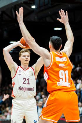 18 01 2026, xomx, Basketball easyCredit BBL Bundesliga, NINERS Chemnitz FC Bayern München v l Justus Hollatz Bayern München on the ball Yordan Minchev Niners Chemnitz Chemnitz