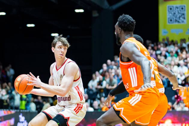 18 01 2026, xomx, Basketball easyCredit BBL Bundesliga, NINERS Chemnitz FC Bayern München v l Nike Sibande Niners Chemnitz Chemnitz