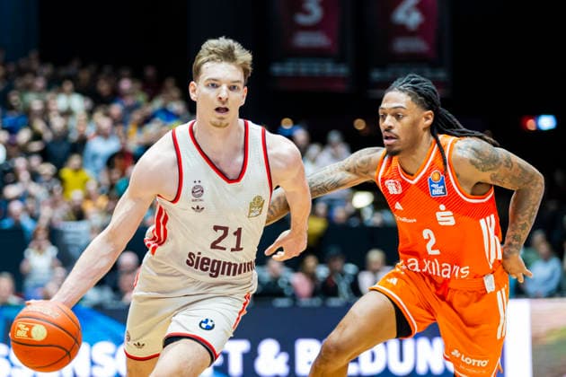 18 01 2026, xomx, Basketball easyCredit BBL Bundesliga, NINERS Chemnitz FC Bayern München v l Justus Hollatz Bayern München on the ball in a duel with Nike Sibande Niners Chemnitz Chemnitz
