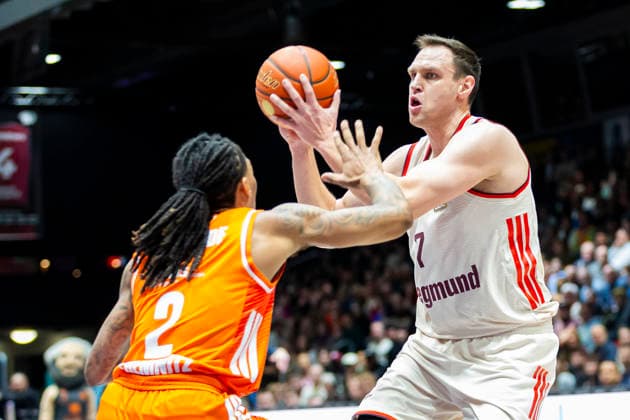18 01 2026, xomx, Basketball easyCredit BBL Bundesliga, NINERS Chemnitz FC Bayern München v l Johannes Voigtmann on the ball in a duel with Nike Sibande Niners Chemnitz Chemnitz