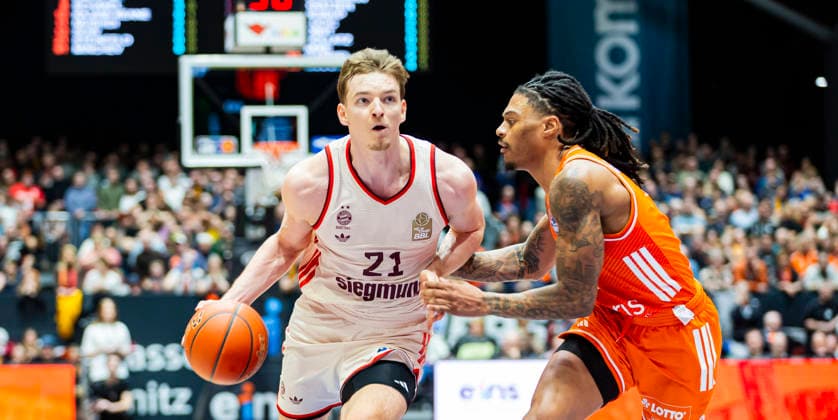 18 01 2026, xomx, Basketball easyCredit BBL Bundesliga, NINERS Chemnitz FC Bayern München v l Justus Hollatz Bayern München on the ball in a duel with Nike Sibande Niners Chemnitz Chemnitz