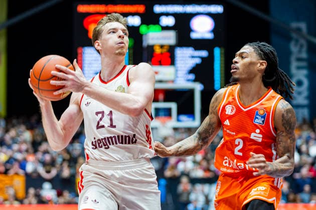 18 01 2026, xomx, Basketball easyCredit BBL Bundesliga, NINERS Chemnitz FC Bayern München v l Justus Hollatz Bayern München on the ball in a duel with Nike Sibande Niners Chemnitz Chemnitz