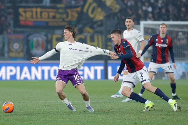 Foto IPP Emanuele Pennacchio Bologna 18 01 2026 Campionato Calcio Serie A 2025-2026 Bologna FC - ACF Fiorentina Nella foto Albert Gudmundsson of ACF Fiorentina under pressure from Emil Holm of Bologna FC italyphotopress world copyright Bologna italy Italia ITALY  Copyright: xR4924_italyphotopressx