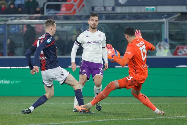 Foto IPP Emanuele Pennacchio Bologna 18 01 2026 Campionato Calcio Serie A 2025-2026 Bologna FC - ACF Fiorentina Nella foto Marin Pongracic of ACF Fiorentina under pressure from Federico Ravaglia of Bologna FC italyphotopress world copyright Bologna italy Italia ITALY  Copyright: xR4924_italyphotopressx