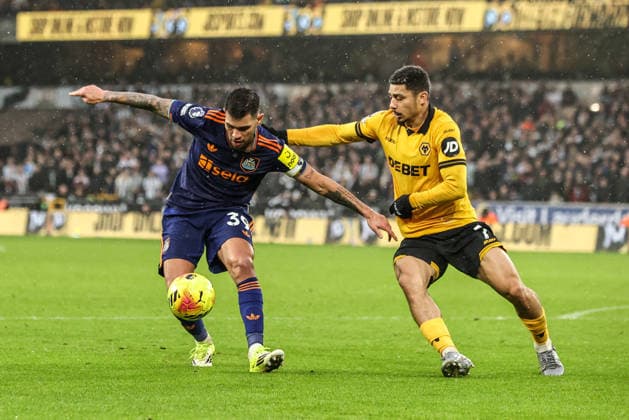 Premier League Wolverhampton Wanderers v Newcastle United Bruno Guimaraes of Newcastle United and Andre of Wolverhampton Wanderers battle for the ball during the Premier League match Wolverhampton Wanderers vs Newcastle United at Molineux, Wolverhampton, United Kingdom, 18th January 2026 (Photo by Alfie Cosgrove News Images) Wolverhampton Molineux West Midlands United Kingdom Copyright: xAlfiexCosgrove NewsxImagesx