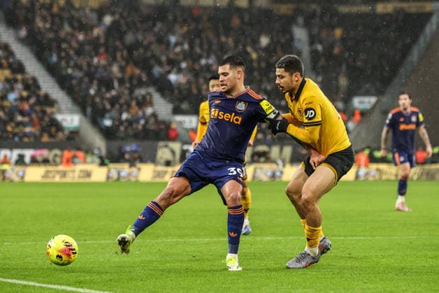 Premier League Wolverhampton Wanderers v Newcastle United Bruno Guimaraes of Newcastle United and Andre of Wolverhampton Wanderers battle for the ball during the Premier League match Wolverhampton Wanderers vs Newcastle United at Molineux, Wolverhampton, United Kingdom, 18th January 2026 (Photo by Alfie Cosgrove News Images) Wolverhampton Molineux West Midlands United Kingdom Copyright: xAlfiexCosgrove NewsxImagesx