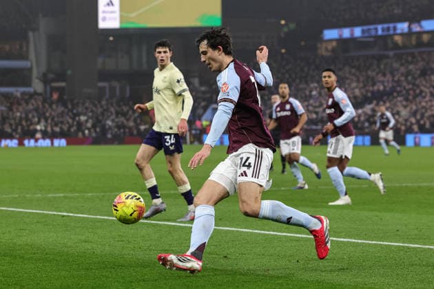 Premier League Aston Villa v Everton Pau Torres of Aston Villa clears the ball up field during the Premier League match Aston Villa vs Everton at Villa Park, Birmingham, United Kingdom, 18th January 2026 (Photo by Mark Cosgrove News Images) Birmingham Villa Park West Midlands United Kingdom Copyright: xMarkxCosgrove NewsxImagesx