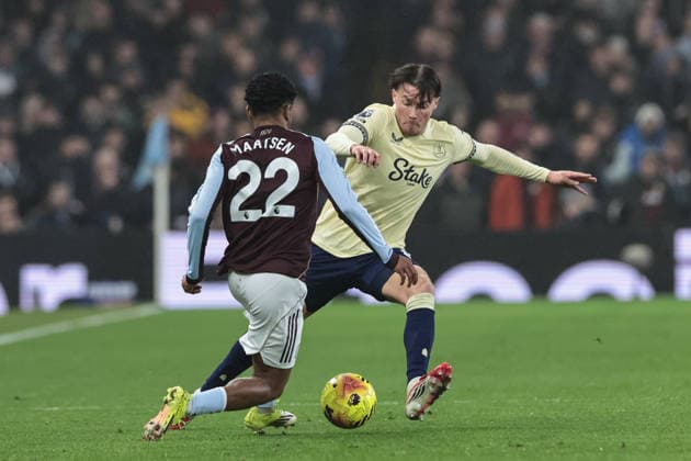Premier League Aston Villa v Everton Ian Maatsen of Aston Villa and Nathan Patterson of Everton battle for the ball during the Premier League match Aston Villa vs Everton at Villa Park, Birmingham, United Kingdom, 18th January 2026 (Photo by Mark Cosgrove News Images) Birmingham Villa Park West Midlands United Kingdom Copyright: xMarkxCosgrove NewsxImagesx