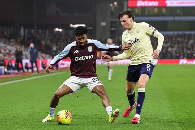 Premier League Aston Villa v Everton Ian Maatsen of Aston Villa holds off Nathan Patterson of Everton during the Premier League match Aston Villa vs Everton at Villa Park, Birmingham, United Kingdom, 18th January 2026 (Photo by Mark Cosgrove News Images) Birmingham Villa Park West Midlands United Kingdom Copyright: xMarkxCosgrove NewsxImagesx