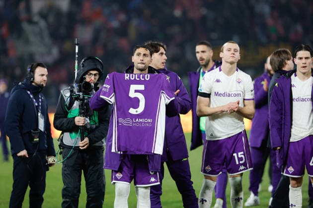 Foto IPP Emanuele Pennacchio Bologna 18 01 2026 Campionato Calcio Serie A 2025-2026 Bologna FC - ACF Fiorentina Nella foto Rolando Mandragora ACF Fiorentina con in mnao una maglia dedicata al presidente Rocco Commisso morto ieri italyphotopress world copyright Bologna italy Italia ITALY  Copyright: xR4924_italyphotopressx