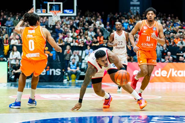 18 01 2026, xomx, Basketball easyCredit BBL Bundesliga, NINERS Chemnitz FC Bayern München v l Xaviar Rathan Mayes Bayern München stumbles Kevin Yebo Niners Chemnitz , Kostja Mushidi Niners Chemnitz Chemnitz