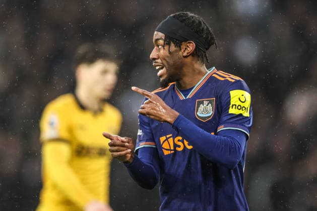 Premier League Wolverhampton Wanderers v Newcastle United Anthony Elanga of Newcastle United gives his team instructions during the Premier League match Wolverhampton Wanderers vs Newcastle United at Molineux, Wolverhampton, United Kingdom, 18th January 2026 (Photo by Alfie Cosgrove News Images) Wolverhampton Molineux West Midlands United Kingdom Copyright: xAlfiexCosgrove NewsxImagesx