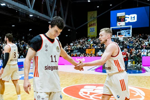 18 01 2026, xomx, Basketball easyCredit BBL Bundesliga, NINERS Chemnitz FC Bayern Munich v l The game is over Final score 59 87 Vladimir Lucic Bayern Munich and Niels Giffey Bayern Munich Chemnitz