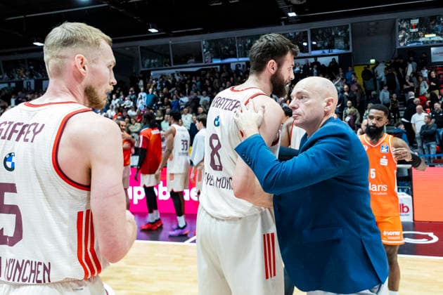 18 01 2026, xomx, Basketball easyCredit BBL Bundesliga, NINERS Chemnitz FC Bayern Munich v l The game is over Final score 59 87 Leon Kratzer Bayern Munich and Rodrigo Pastore Niners Chemnitz Coach Chemnitz