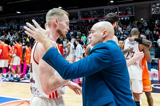18 01 2026, xomx, Basketball easyCredit BBL Bundesliga, NINERS Chemnitz FC Bayern Munich v l The game is over Final score 59 87 Niels Giffey Bayern Munich and Rodrigo Pastore Niners Chemnitz Coach Chemnitz