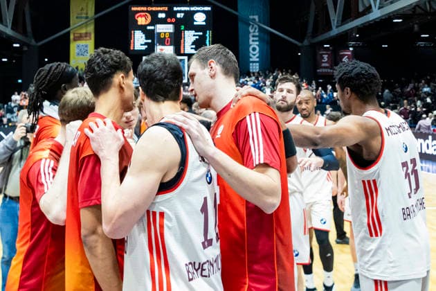 18 01 2026, xomx, Basketball easyCredit BBL Bundesliga, NINERS Chemnitz FC Bayern München v l The game is over final score 59 87 Player circle, team circle, high-five Chemnitz