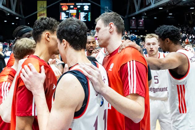 18 01 2026, xomx, Basketball easyCredit BBL Bundesliga, NINERS Chemnitz FC Bayern München v l The game is over final score 59 87 Player circle, team circle, high-five Chemnitz