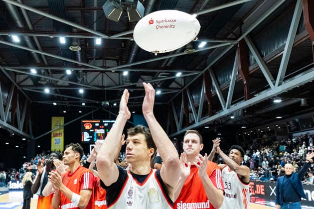 18 01 2026, xomx, Basketball easyCredit BBL Bundesliga, NINERS Chemnitz FC Bayern München v l The game is over Final score 59 87 Vladimir Lucic Bayern München Chemnitz
