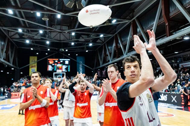 18 01 2026, xomx, Basketball easyCredit BBL Bundesliga, NINERS Chemnitz FC Bayern München v l The game is over Final score 59 87 Vladimir Lucic Bayern München Chemnitz