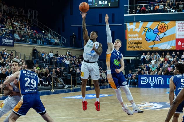 Charles Callison SYNTAINICS MBC, 23 , Lukasz Kolenda ROSTOCK SEAWOLVES, 10 , GER, Rostock Seawolves vs SYNTAINICS MBC, easycredit BBL, Basketball, Bundesliga, Matchday 16, Season 2025 2026, 18 01 2026 GER, Rostock Seawolves vs SYNTAINICS MBC, easycredit BBL, Basketball, Bundesliga, Matchday 16, Season 2025 2026, 18 01 2026 Rostock Copyright: xEibner-Pressefoto DenverxEhrlichx EP_DEH