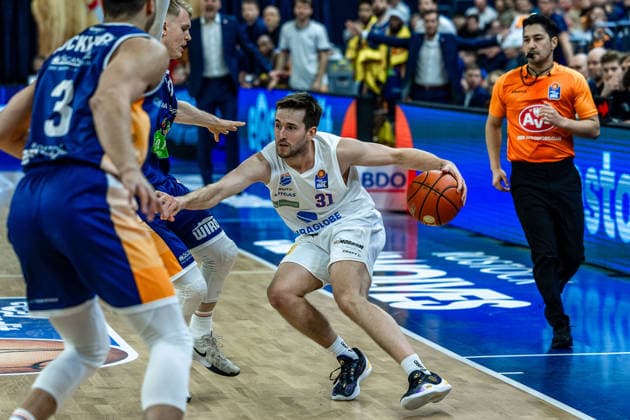 Spencer Reaves SYNTAINICS MBC, 31 , Lukasz Kolenda ROSTOCK SEAWOLVES, 10 , Dominic Lockhart ROSTOCK SEAWOLVES, 03 , GER, Rostock Seawolves vs SYNTAINICS MBC, easycredit BBL, Basketball, Bundesliga, 16 Matchday, Season 2025 2026, 18 01 2026 GER, Rostock Seawolves vs SYNTAINICS MBC, easycredit BBL, Basketball, Bundesliga, 16 Matchday, Season 2025 2026, 18 01 2026 Rostock Copyright: xEibner-Pressefoto DenverxEhrlichx EP_DEH