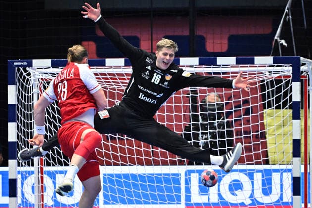 KRISTIANSTAD, SWEDEN 20260118 Iceland s goalkeeper Viktor Hallgrimsson and Poland s Maciej Gebala in action during the 2026 EHF European Men s Handball Championship the EHF Euro 2026 match between Poland and Iceland at Kristianstad Arena, in Kristianstad, Sweden, on January 18, 2026 KRISTIANSTAD SWEDEN x50090x  Copyright: xJohanxNilsson TTx EHF EURO 2026 POLAND-ICELAND