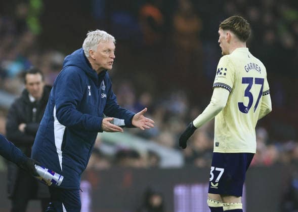 Birmingham, England, 18th January 2026. David Moyes manager of Everton (l) instructs James Garner of Everton (r) during the Aston Villa vs Everton Premier League match at Villa Park, Birmingham. Picture credit should read: Jessica Hornby Sportimage EDITORIAL USE ONLY. No use with unauthorised audio, video, data, fixture lists, club league logos or live services. Online in-match use limited to 120 images, no video emulation. No use in betting, games or single club league player publications. SPI_044_JH_Villa_Everton SPI-4460-0044