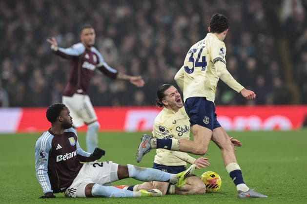 Premier League Aston Villa v Everton Jack Grealish of Everton is fouled by Lamare Bogarde of Aston Villa during the Premier League match Aston Villa vs Everton at Villa Park, Birmingham, United Kingdom, 18th January 2026 (Photo by Mark Cosgrove News Images) Birmingham Villa Park West Midlands United Kingdom Copyright: xMarkxCosgrove NewsxImagesx