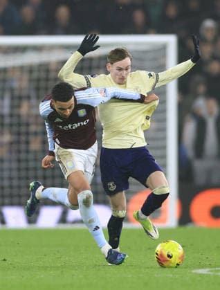 Birmingham, England, 18th January 2026. Morgan Rogers of Aston Villa (l) tussles with James Garner of Everton (r) during the Aston Villa vs Everton Premier League match at Villa Park, Birmingham. Picture credit should read: Jessica Hornby Sportimage EDITORIAL USE ONLY. No use with unauthorised audio, video, data, fixture lists, club league logos or live services. Online in-match use limited to 120 images, no video emulation. No use in betting, games or single club league player publications. SPI_046_JH_Villa_Everton SPI-4460-0046