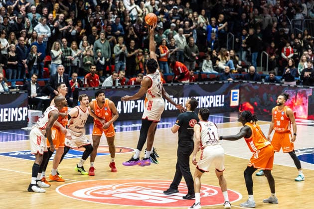 GER, easy Credit Basketball Bundesliga, Niners Chemnitz FC Bayern München Basketball 18 01 2026, Messe, Chemnitz, GER, easy Credit Basketball Bundesliga, Niners Chemnitz FC Bayern München Basketball Tipp off, David McCormack FC Bayern München Basketball 33 , Amadou Sow Niners Chemnitz, 12 Foto Alexander Trienitz Chemnitz Messe Sachsen Germany