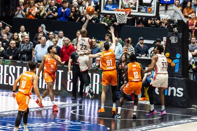 GER, easy Credit Basketball Bundesliga, Niners Chemnitz FC Bayern München Basketball 18 01 2026, Messe, Chemnitz, GER, easy Credit Basketball Bundesliga, Niners Chemnitz FC Bayern München Basketball Isiaha Mike FC Bayern München Basketball 22 , Yordan Minchev Niners Chemnitz, 91 Foto Alexander Trienitz Chemnitz Messe Sachsen Germany