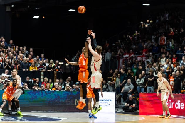 GER, easy Credit Basketball Bundesliga, Niners Chemnitz FC Bayern München Basketball 18 01 2026, Messe, Chemnitz, GER, easy Credit Basketball Bundesliga, Niners Chemnitz FC Bayern München Basketball Andreas Obst FC Bayern München Basketball 13 , Nike Sibande Niners Chemnitz, 2 Foto Alexander Trienitz Chemnitz Messe Sachsen Germany